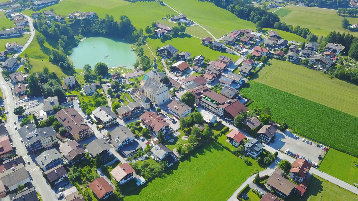 Reith im Alpbachtal mit dem Reither Badesee von oben
