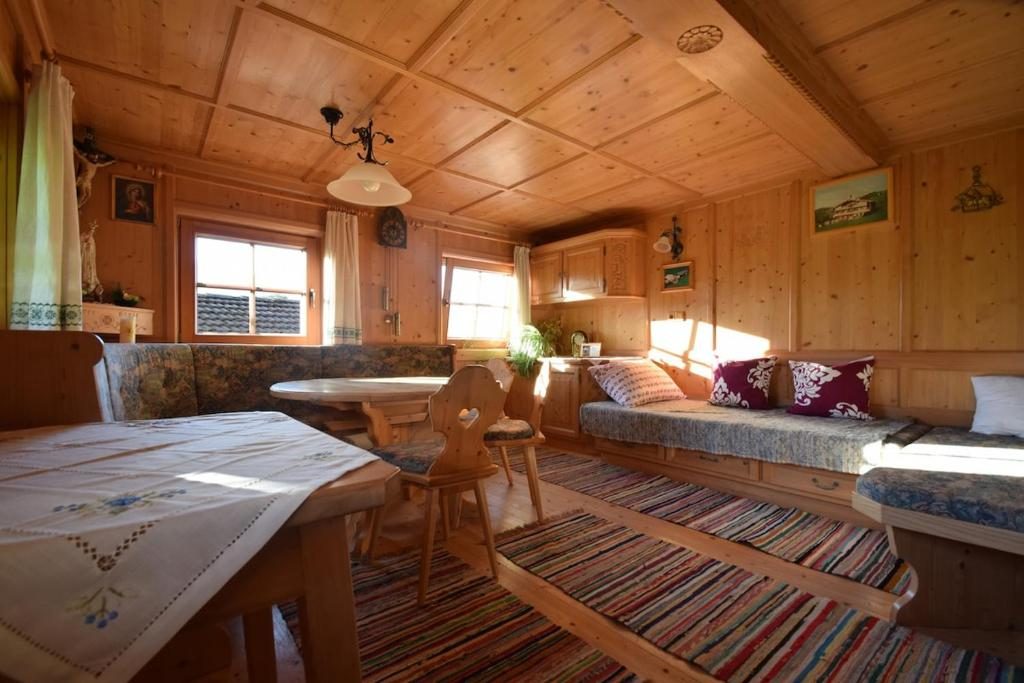 Die originale Tiroler Zirbenstube mit Eckbank, Holzdecke und Tisch