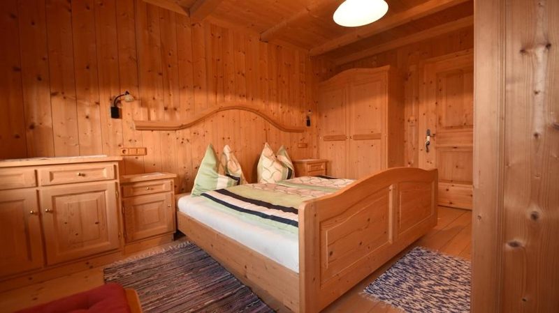 Doppelzimmer mit Holzvertäfelung und Kommode
