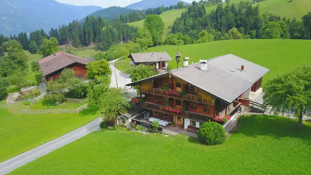Der Köckenhof und das Alpbachtal von oben, Drohnenaufnahme