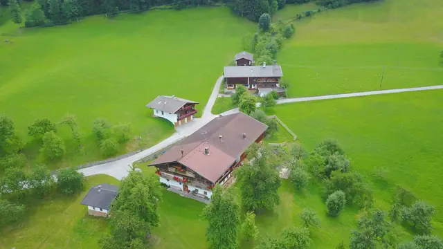 Der Köckenhof und das Alpbachtal von oben, Drohnenaufnahme