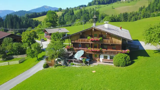 Der Köckenhof und das Alpbachtal von oben, Drohnenaufnahme
