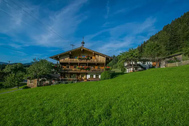 Der Köckenhof mit Wiese und Bergen