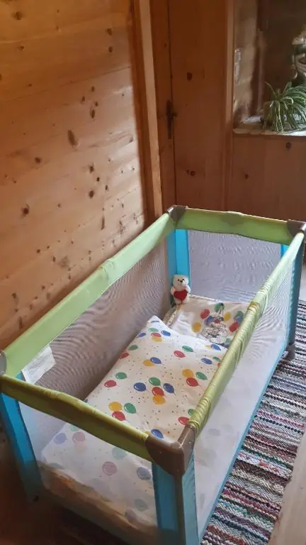 Babybett im Zimmer