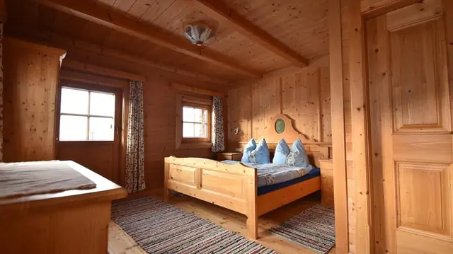 Doppelzimmer mit blauer Bettwäsche