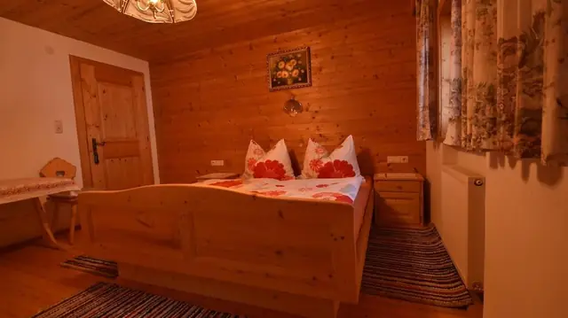 Doppelzimmer mit rot-weißer Bettwäsche