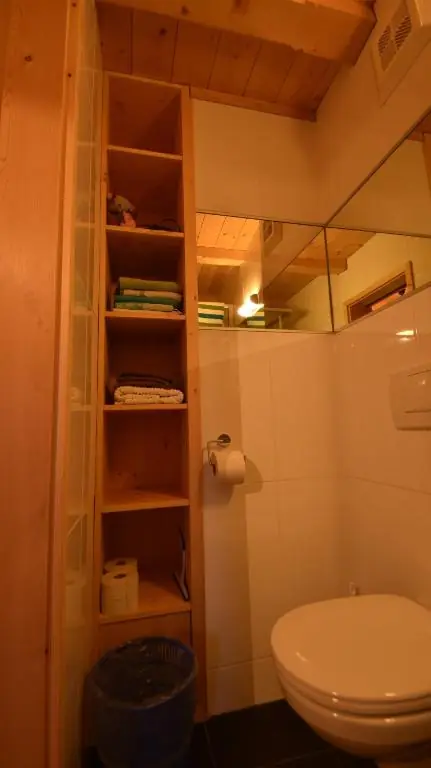 Bad mit Regal und WC