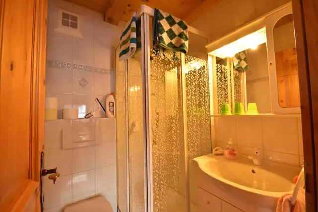 Bad mit Dusche, Waschbecken und WC