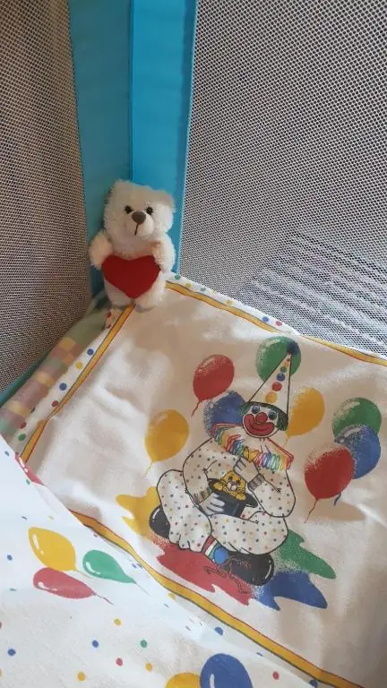 Babybett mit bunter Bettwäsche, Detail