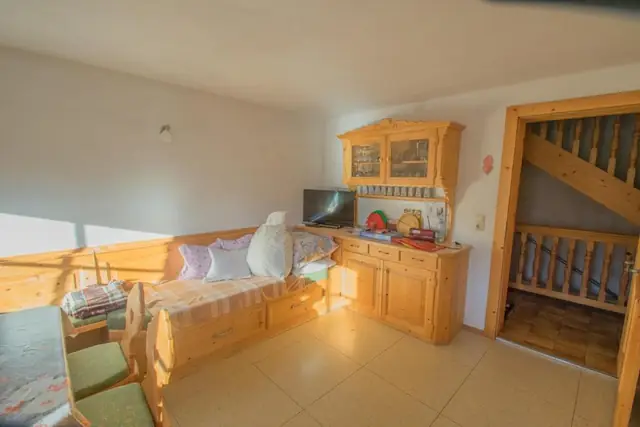 Zimmer mit Sitzbank und Treppe